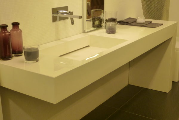 2. Top bagno con vasca integrata a fondo inclinato