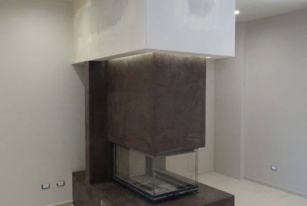 3. Rivestimento camino in gres Laminam Oxide Moro