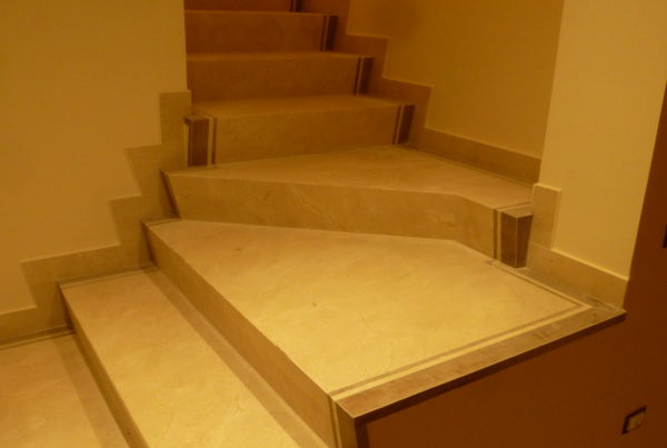 6. Gradini assemblati a L con sottogrado inclinato